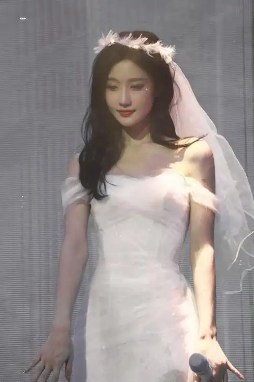 陈意涵首场个人巡演##陈意涵巡演戴头纱赴约