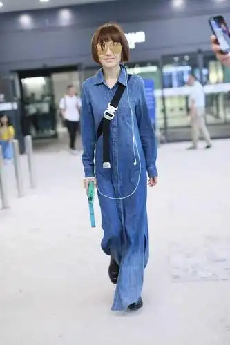 原创著名主持人陈鲁豫终于穿对衣服一袭牛仔连衣裙长裙减龄时髦