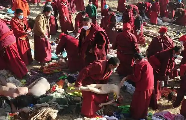 玉树灾情直击:火葬数百罹难者