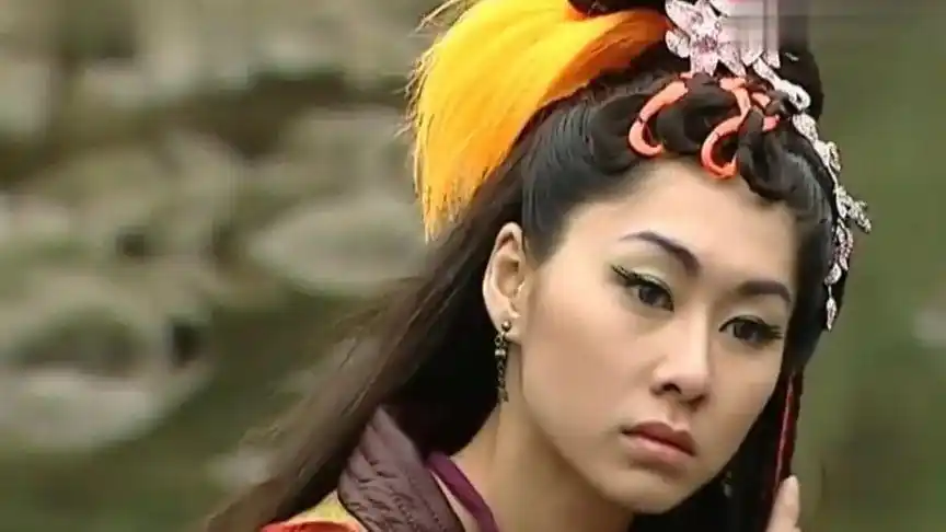 搜神传 迦楼罗光脚就踩在地上了, 干将看到立马乖乖缩回了剑里!