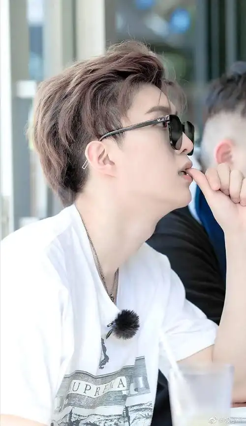 范丞丞这喉结好性感!不仅喉结迷人,侧颜也是a到爆,我可以!#范丞丞