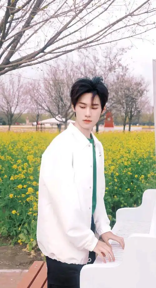 近日,人气演员张真源的一组油菜花田写真在网络上引起了广泛关注.