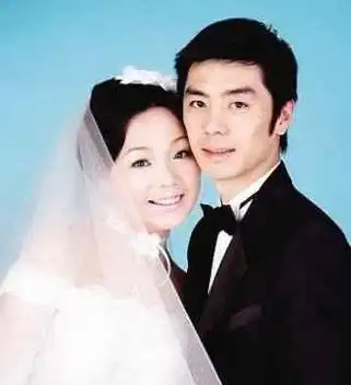 闫妮和前夫结婚照曝光 女儿已14岁长相甜美(图)