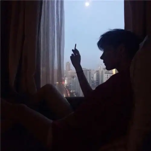 男生侧脸头像伤感