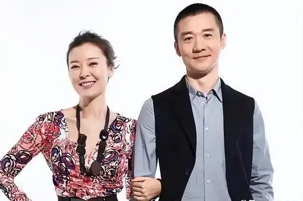 与黄志忠离婚后带着儿子嫁小丈夫10年过去才知道她的