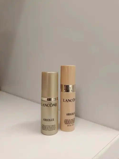 兰蔻菁纯粉底液小样新旧版对比