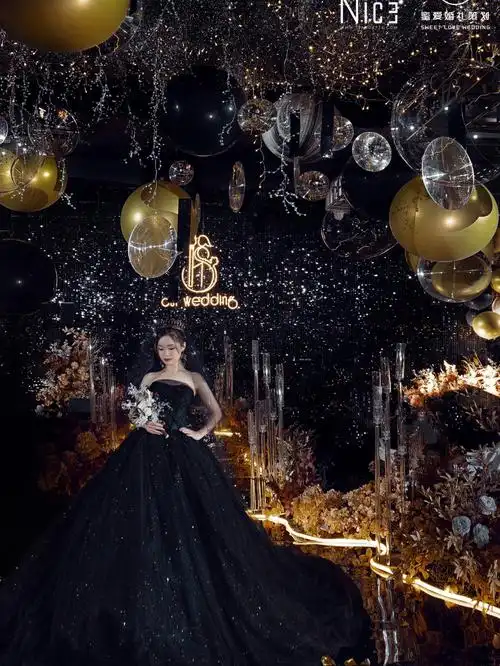 分享#最美新娘  #温州婚礼  一组昨日黑色系婚礼布置,新娘身着黑色系