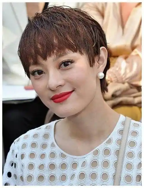 更有意思的是,有网友发现孙俪照片中的下巴痣竟然不见了,反而脖子上冒