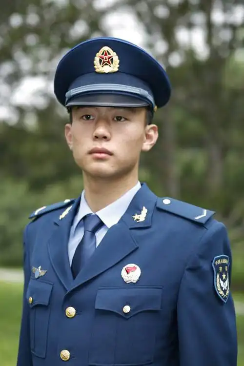 空军部队换装07式新军服