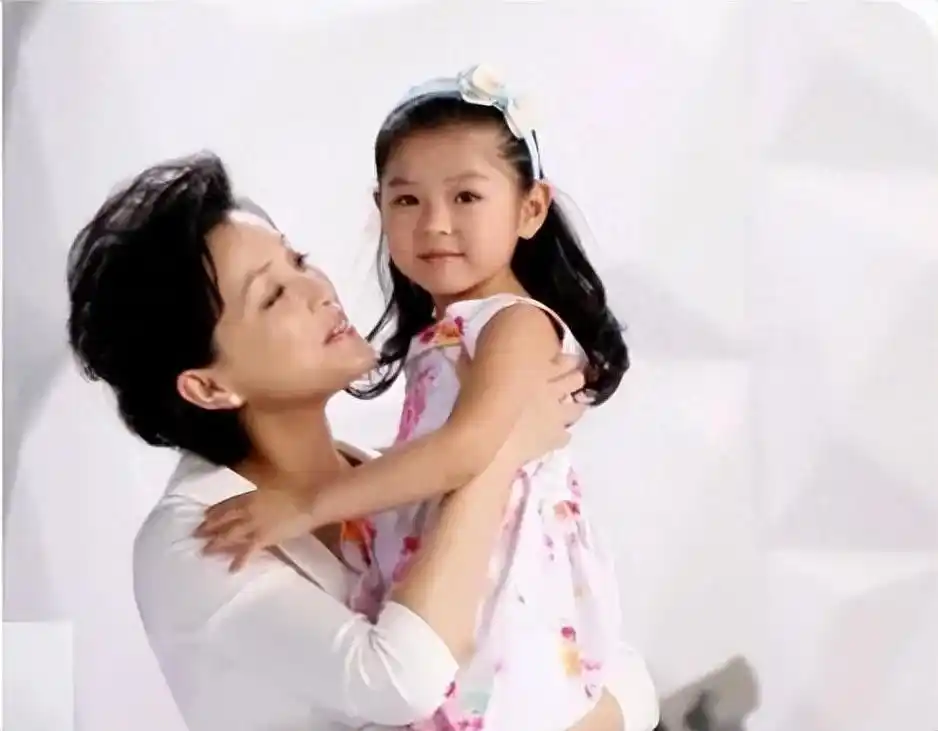 杨澜遇见了后来的丈夫吴征,两人一见钟情,1997年,杨澜和第一任丈夫