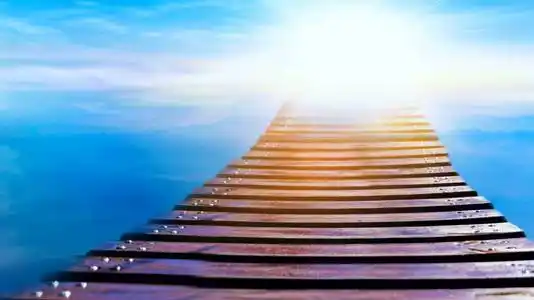 来自天堂的亮光.宗教背景.美丽的天空.日出.来自天空的光.