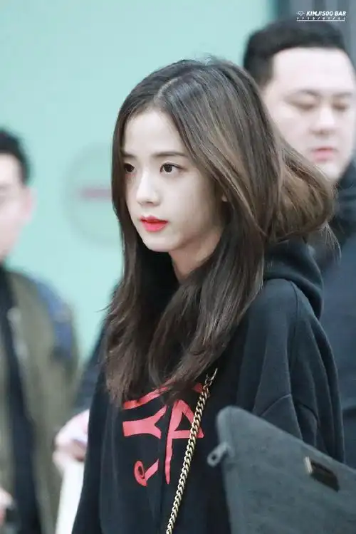 kimjisoo超话#金智秀的那年今日#190114 icn入境 饭拍高清 10p可爱