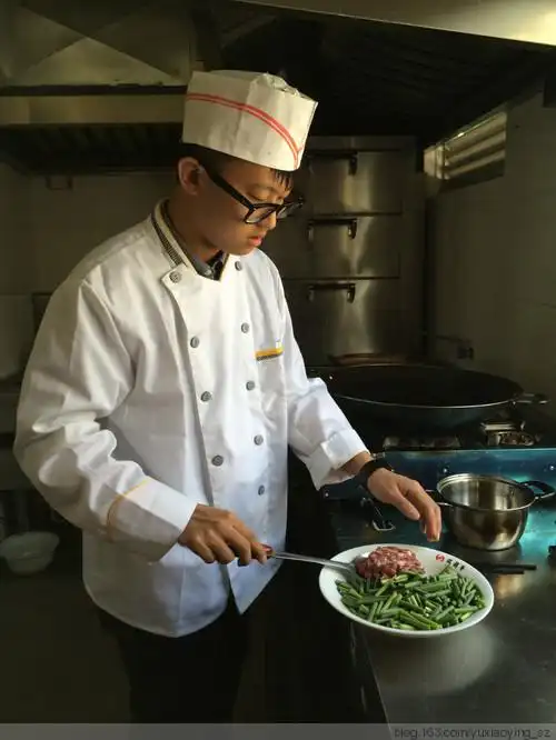 有帅哥厨师亲力亲为,这年夜饭啊,就格外的团圆,香甜.