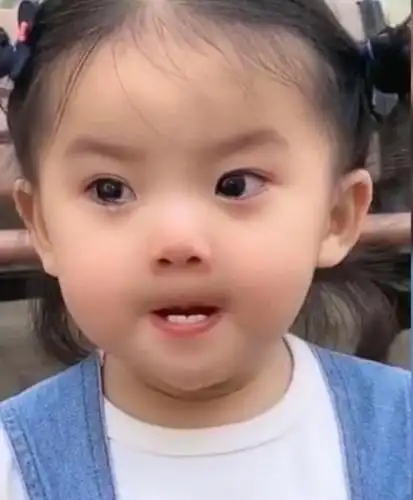 萌宝拳头紧握强忍眼泪,实力演绎"咬牙切齿",网友:真是小戏精