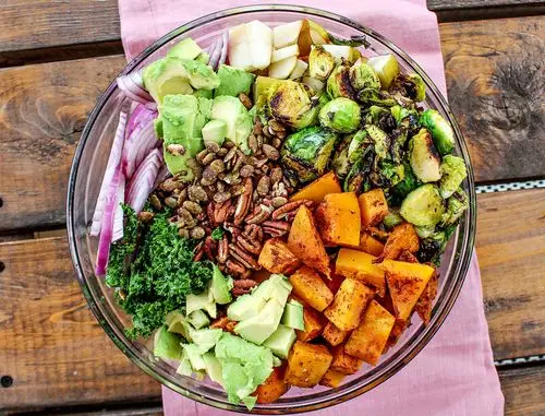 a superfood salad to make your week easy & healthy!