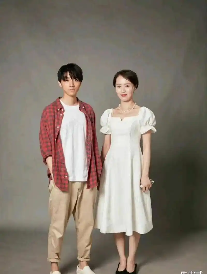 王俊凯和经纪人杨柳的关系被曝光,两人在电影节上的亲密举止引发了