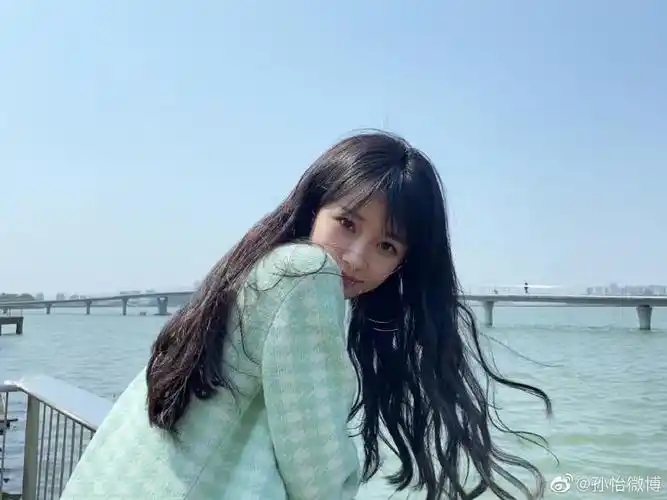 孙怡穿薄荷绿上衣超清新回眸浅笑清纯甜美