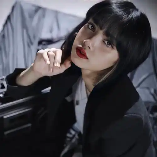 lisa超话|#lisa kpop女永一#|#lisa#    短发挑染好帅好美简直无人能