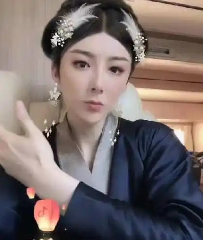 男星女装大比拼,王俊凯鹿晗甜美,刘宇宁变化大,肖央令人意外_扮相