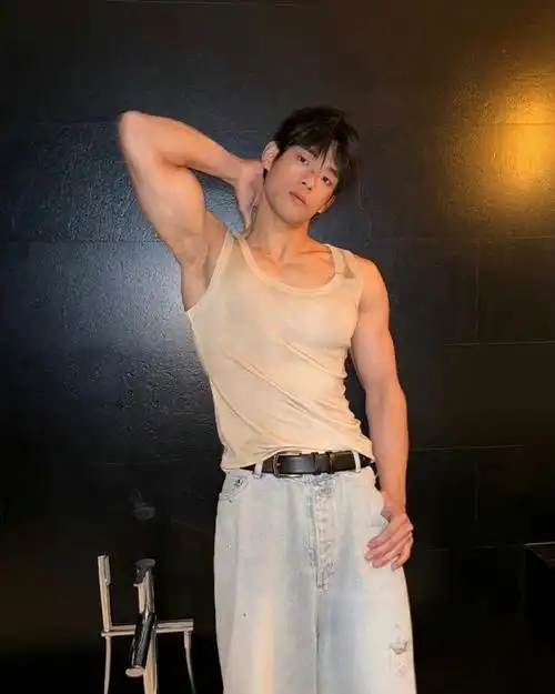 健身男模特的伤痕妆