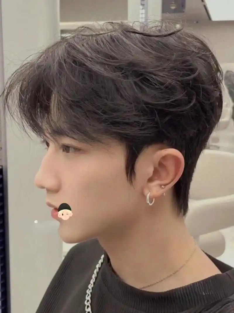 男生发型气垫分头 一款气垫烫文艺分头发型 整体留长8-10厘米左右