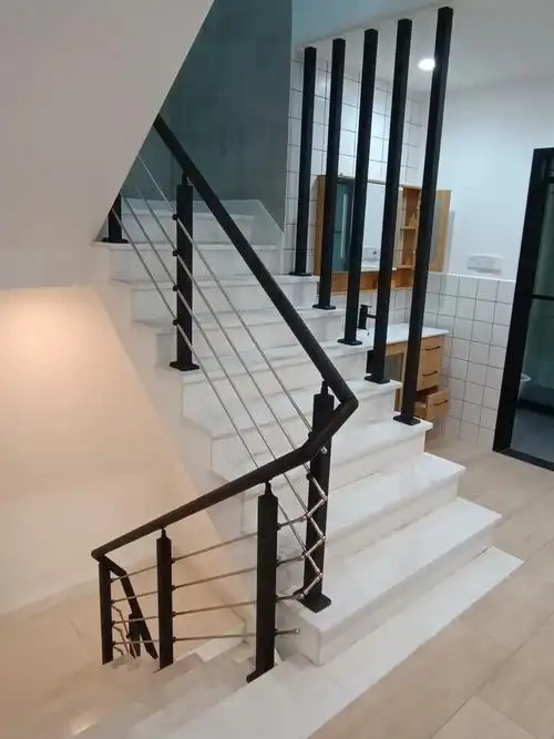黑色穿拉丝楼梯扶手简约现代风图文