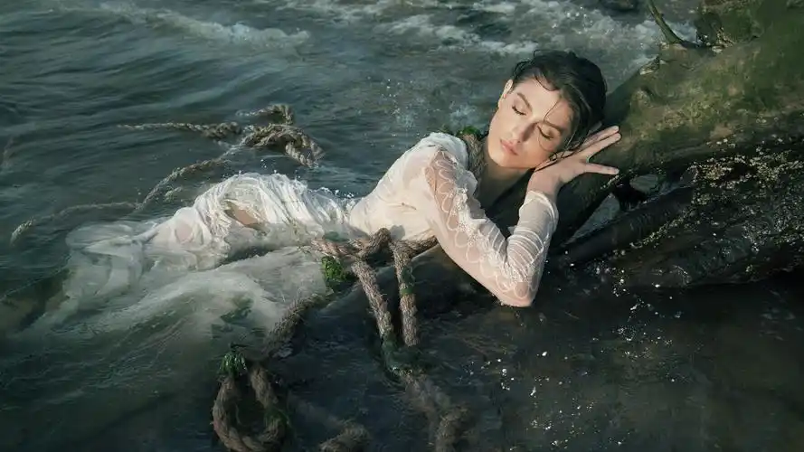 丰满美女在水中人体艺术写真,高清图片,电脑桌面-壁纸族