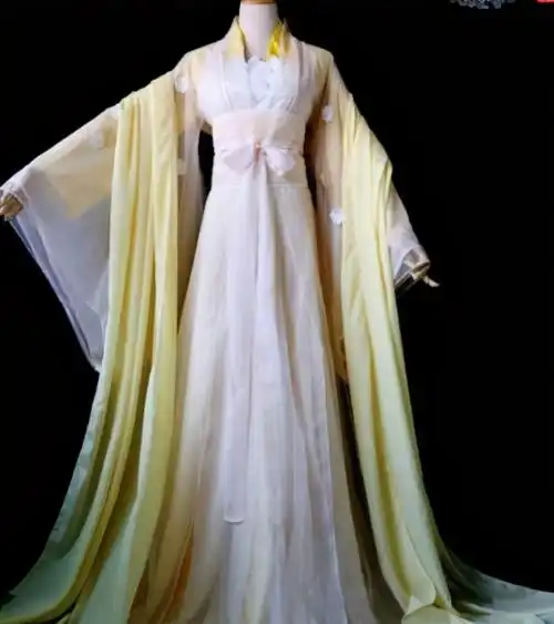 双子座专属的古风服装是樱花粉色渐变服装,衣服袖子明显的汉服风格