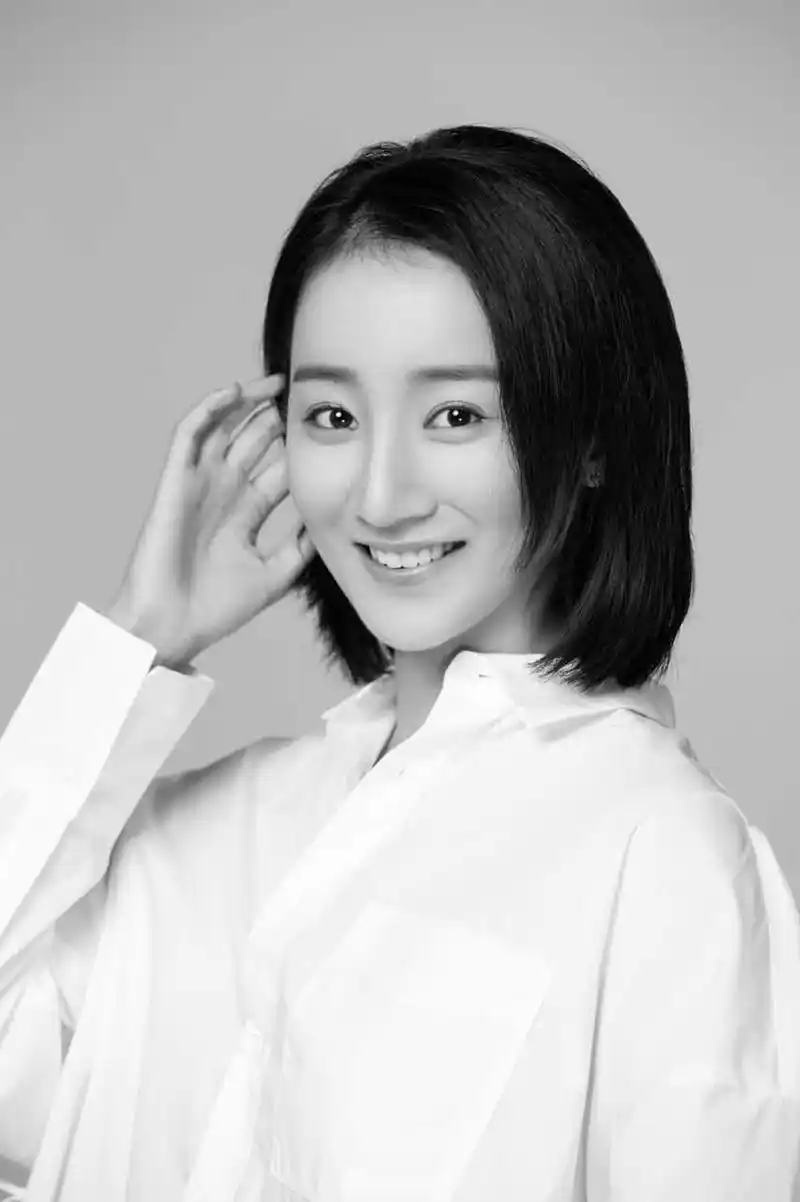 组图:林田媛演绎黑白格调 眼神灵动"超有戏"