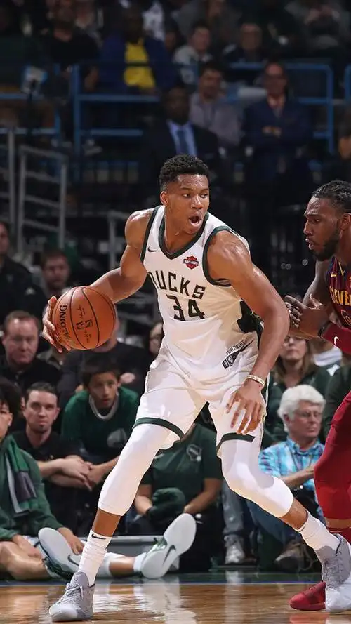 尽管是小前锋,字母哥仍然是错位的存在,210cm的身高和超长臂展,打中锋