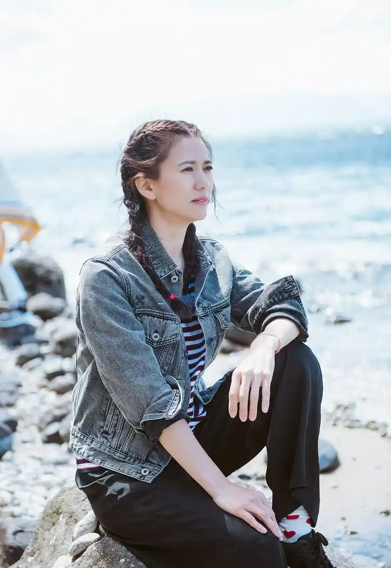 47岁袁咏仪《妻子的浪漫旅行》5款发型,减龄又好看,你pick哪款