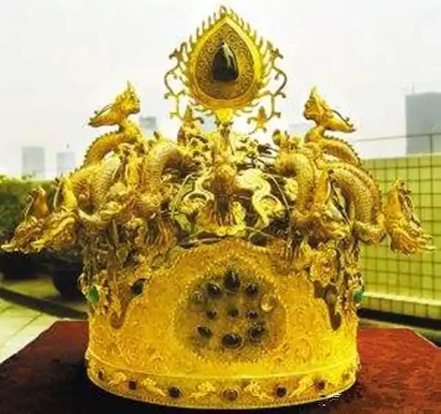 泰国国王加冕自行戴上7.3公斤重的金王冠 "重量级"王冠排队看