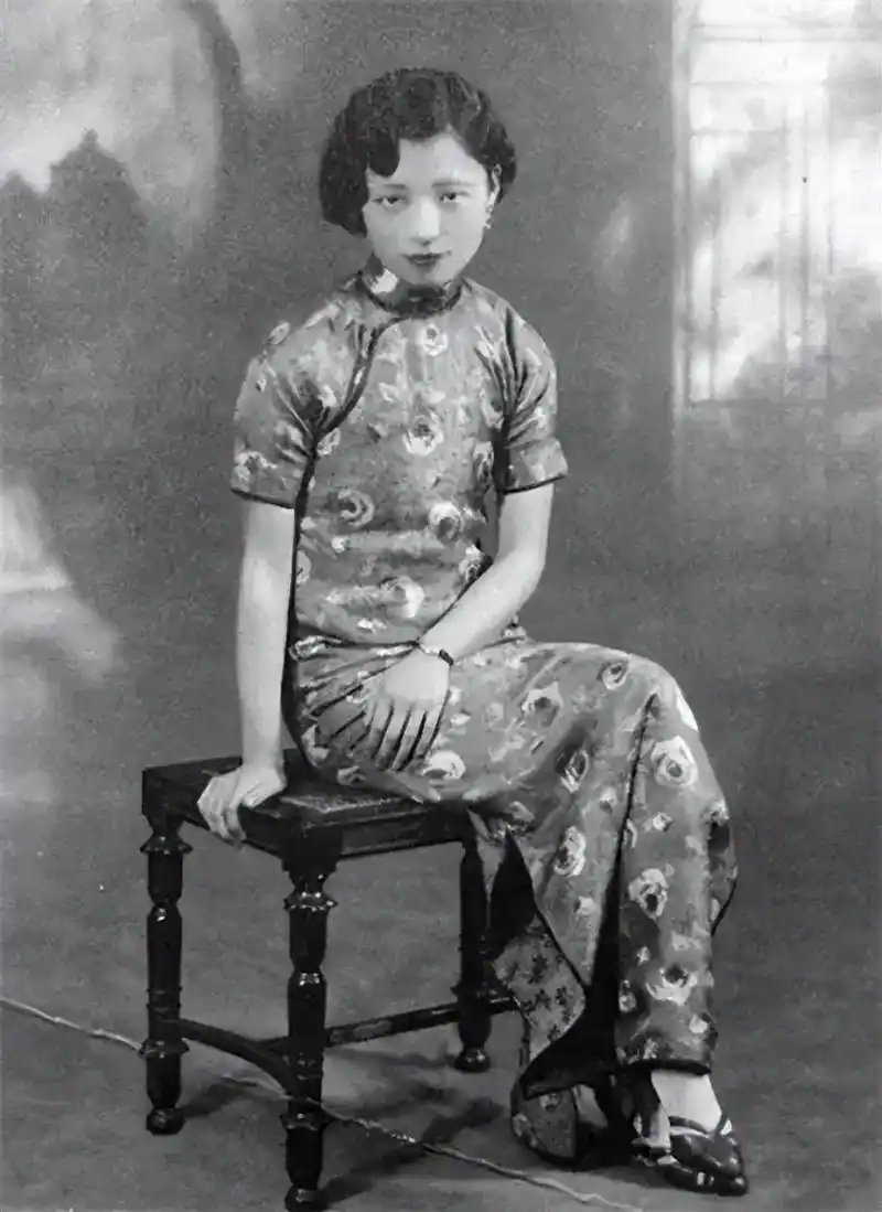 严幼韵每天都穿戴最时髦的新衣服,同一件衣服绝对不穿第二次