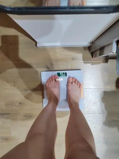 96斤,这图片是今晚吃了晚饭称的,明早起床会轻点点,净体重就是96哦