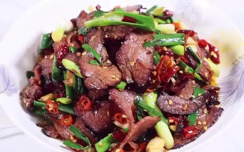 【湘菜】湖南特色菜,高端湘菜馆必备的一道家常菜,大蒜腊牛肉,赶紧收