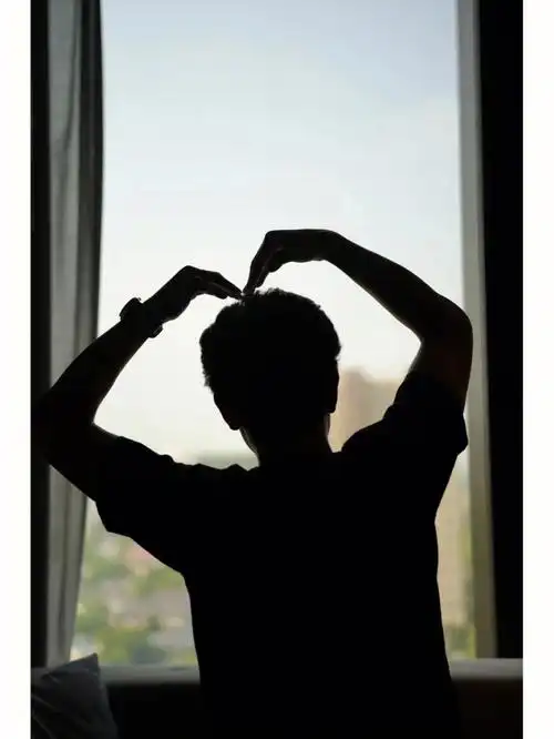 偷偷说男朋比心像大马猴应该不会被发现吧