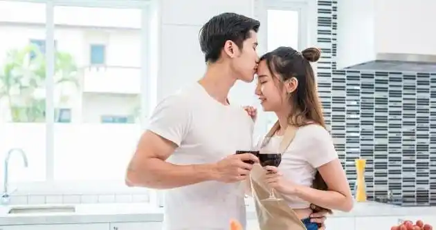 异性交往时主动亲吻女人额头和手背的男人才是真爱