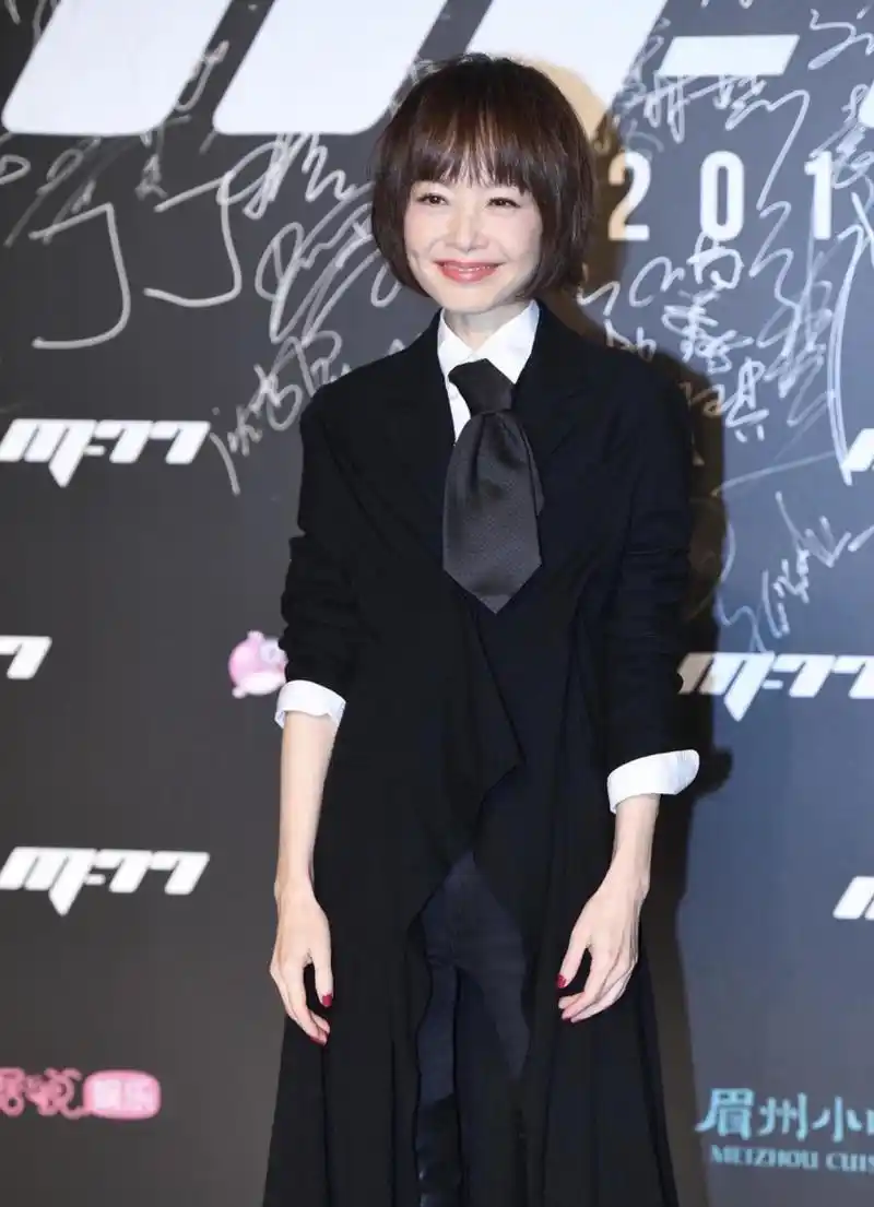 鲁豫终于把衣服穿"对"了!黑色长款外套搭配牛仔裤,酷感十足