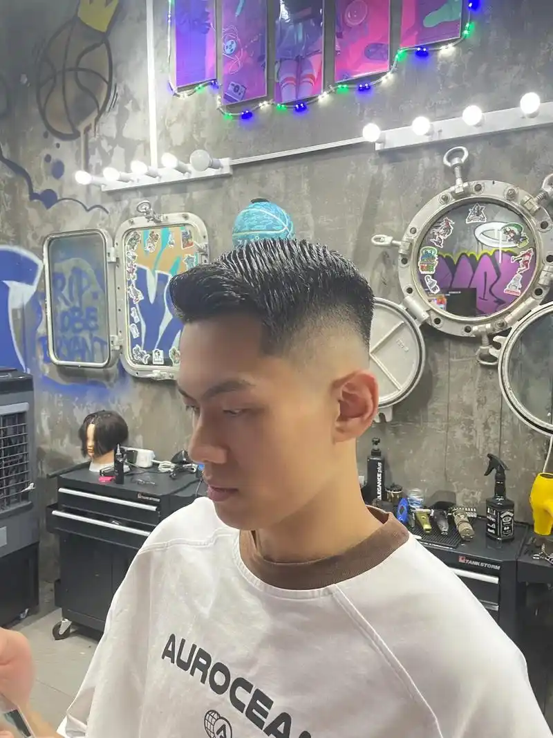 美式油头.三分钟就能打理成功的发型,对发质没有要求,长度在4 - 抖音