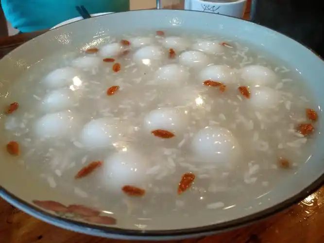 晚饭点的酒酿汤圆,味道真好!