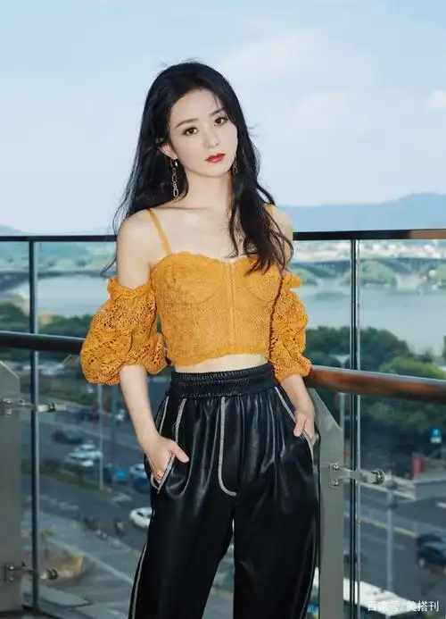 赵丽颖全身照不能看?橘色抹胸上衣配黑皮裤,生图全身照有些土