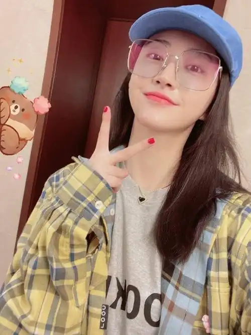 景甜晒八宫格自拍照02对镜摆pose甜酷可爱