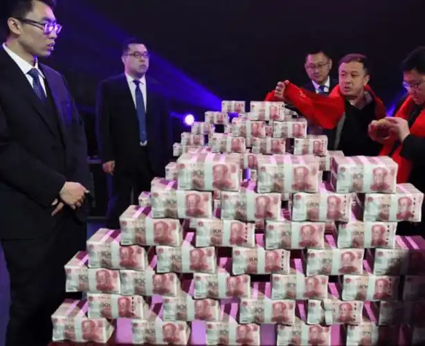又见土豪! 山西一公司现场派发千万现金