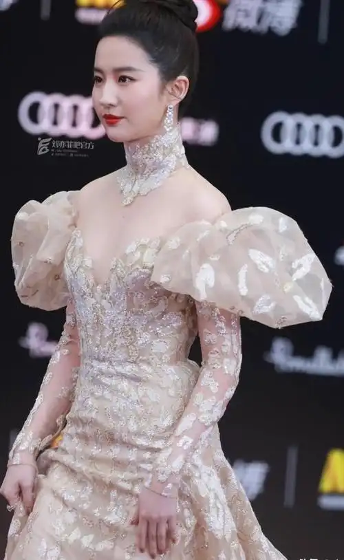 刘亦菲,金色刺绣抹胸礼服,盘发束腰!_高清图集_新浪网