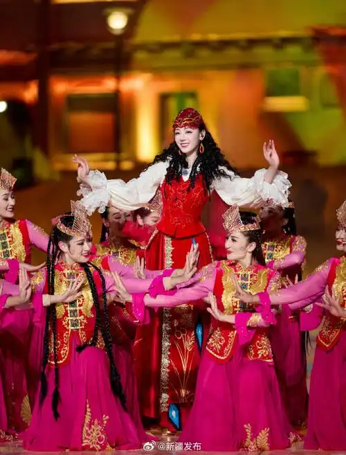 总台春晚喀什分会场##迪丽热巴素颜练舞##迪丽热巴给工作人员发的