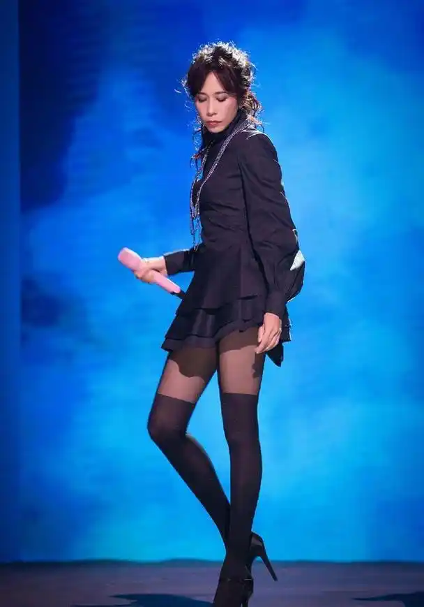 53岁莫文蔚最新写真曝光,森林雪地穿旗袍披斗篷牵着马,气质出众