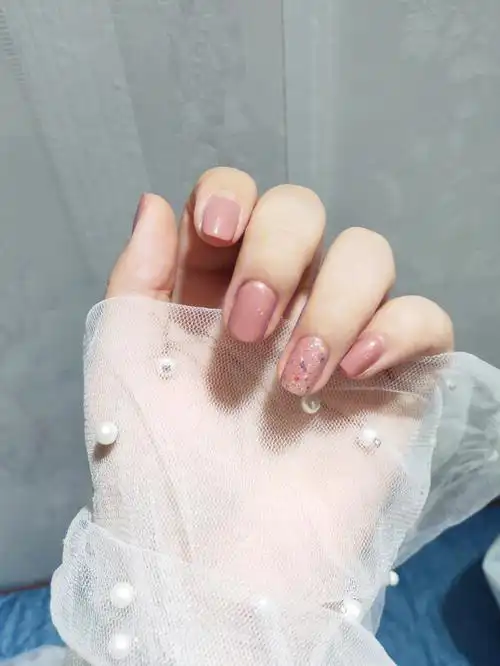 夏日温柔风显白蜜茶棕跳色美甲