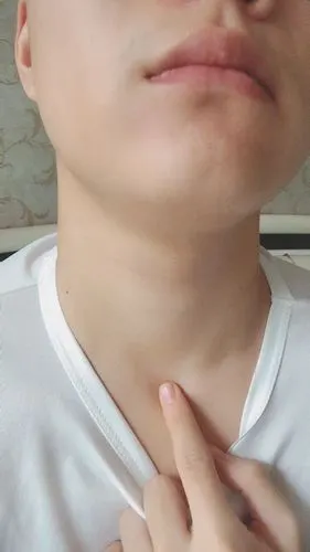 喉咙异物感 难受