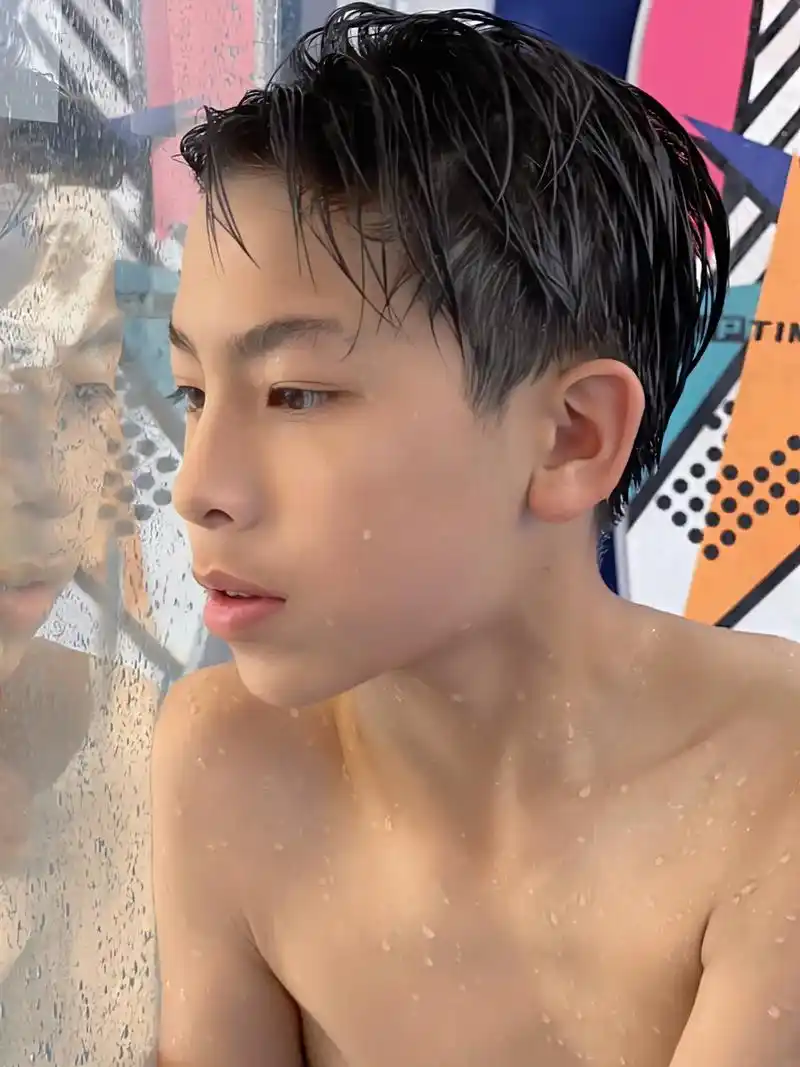 无暇不出 只是炫耀一下～初中生弟弟#陈yaya #少年感 #腹肌 #阳光男孩