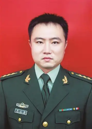 徐迅泉溪镇上滩村人,1992年3月出生,2010年12月入伍,现任武警江苏总队